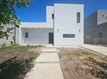 Casa · 150m² · 5 Ambientes · 3 Cocheras · Casa en Venta Ubicado en Santa Lucia, Pilar del Este, Pilar