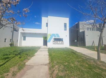 Casa · 150m² · 5 Ambientes · 3 Cocheras · Casa en Venta Ubicado en Santa Lucia, Pilar del Este, Pilar
