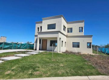 Casa · 140m² · 4 Ambientes · 2 Cocheras · Casa en Venta Ubicado en Santa Elisa, Pilar del Este