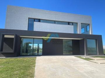 Casa · 228m² · 5 Ambientes · 2 Cocheras · Casa en Venta Ubicado en San Sebastian, Escobar, G. B. a. Zona Norte