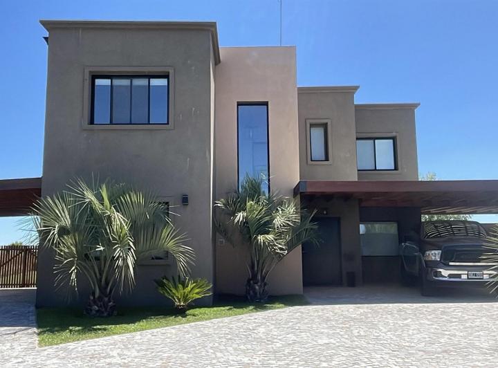 Casa · 280m² · 5 Ambientes · 2 Cocheras