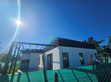 Casa · 144m² · 4 Ambientes · 2 Cocheras · Casa en Venta Ubicado en Santa Sofía, Pilar del Este, Pilar