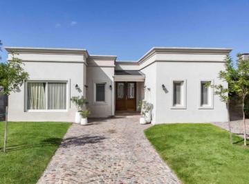 Casa · 153m² · 4 Ambientes · 1 Cochera · Casa a Nueva Alquiler Anual San Gabriel Villanueva