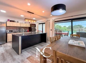 Casa · 134m² · 4 Ambientes · 2 Cocheras · Casa en Venta en Costa Esmeralda 4 Amb Piscina