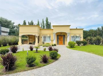 Casa · 143m² · 4 Ambientes · 1 Cochera · Casa a La Venta Miralagos