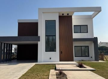 Casa · 222m² · 5 Ambientes · 2 Cocheras · Casa en Venta en La Providencia