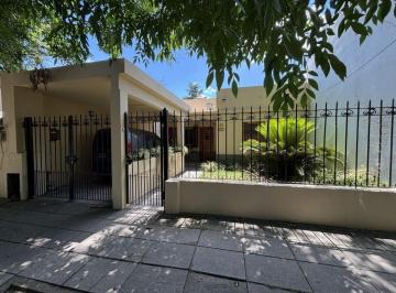 Casa · 130m² · 3 Ambientes · 1 Cochera · Casa en Adrogue