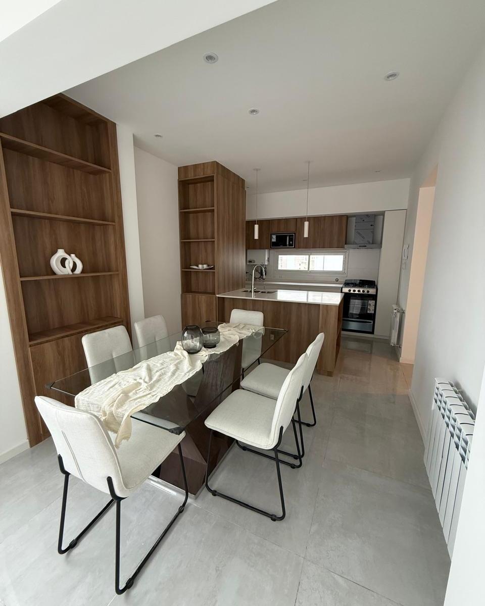 Amplio living con balcón saliente y vista panorámica de la ciudad
