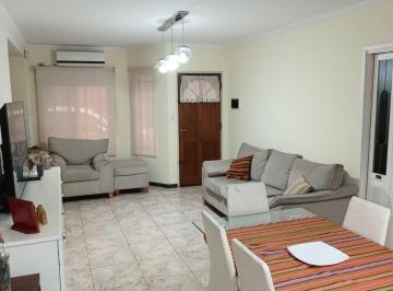 Casa de 4 ambientes, Avellaneda · Hermoso Triplex con Cochera Pasante Para Dos Autos