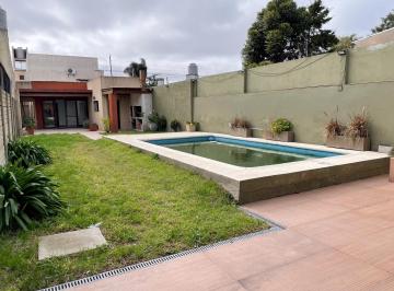 Casa · 180m² · 3 Dormitorios · 2 Cocheras · Casa en Berisso 161 14 y 15