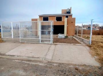 Casa · 276m² · 3 Dormitorios · 2 Cocheras · Casa en Centenario