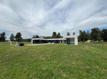 Quinta vacacional de 4 ambientes, Brandsen · Casaquinta 2086 m², Barrio Malvinas II, Brandsen, Provincia de Buenos Aires.