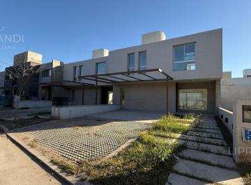 Casa · 150m² · 4 Ambientes · 2 Cocheras · Zona Sur - a Estrenar - Posesion Inmediata - Escucha Propuesta