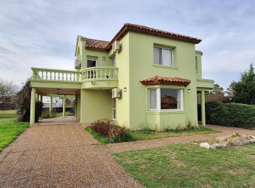 Casa de 8 ambientes, Piñero · La Carolina Golf y Country Club Casa en Venta 3 Dorm.