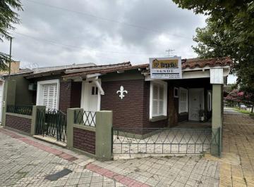 Casa de 3 ambientes, Lomas de Zamora · Hermoso Chalet en Esquina – 2 Dorm.. Banfield. Apto Credito