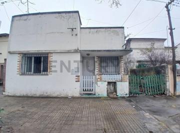 Bodega-Galpón · 240m² · 5 Ambientes · 1 Cochera · En Venta, 15 Entre 35 y 36