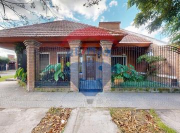 Casa · 150m² · 8 Ambientes · 2 Cocheras · Casa en Venta en La Plata 3 Dorm. Apto Banco