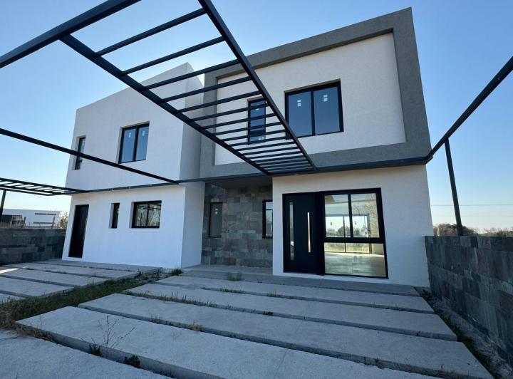 Casa · 100m² · 5 Ambientes · 2 Cocheras