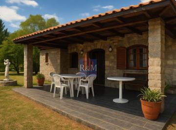 Casa · 150m² · 6 Ambientes · Malagueño: Casa de Piedra 3d con Pileta y Parque