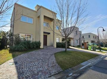 Casa · 210m² · 5 Ambientes · 3 Cocheras · Venta Casa en Dos Plantas Categoria en Las Tipas Nordelta