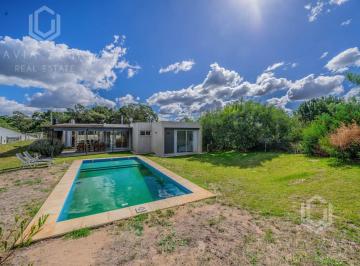 Casa · 214m² · 5 Ambientes · 2 Cocheras · Venta Casa en Cinco Ambientes. Pileta. Deportivo I. Costa Esmeralda