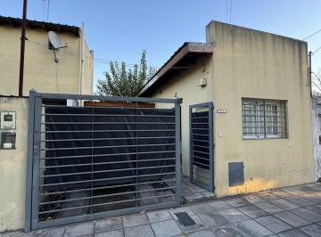 Casa de 2 ambientes, Lomas de Zamora · Casa en PH de 2 Ambientes con Cochera Sobre Av