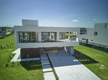 Casa · 223m² · 5 Ambientes · 2 Cocheras · Casa en La Providencia Country Club