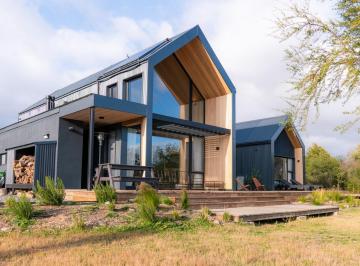 Casa · 244m² · 4 Ambientes · 1 Cochera · Casa en Las Marias del Valle con Costa de Rio