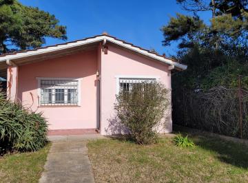 Casa de 4 ambientes, Villa Gesell · Chalet y Departamento de 3 Ambientes con 2 Garages. Todos Los Servicios