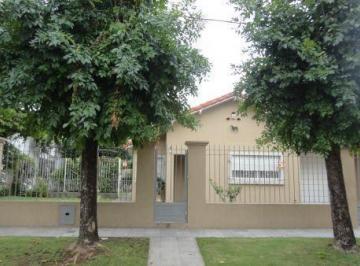Casa · 180m² · 5 Ambientes · 2 Cocheras · Chalet con Excelente Lote!