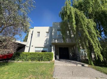 Casa · 240m² · 4 Ambientes · 4 Cocheras · Cas en Venta Escobar