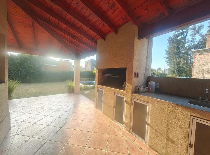 Casa · 180m² · 4 Ambientes · 4 Cocheras