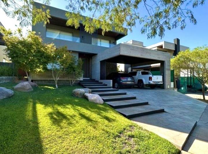 Casa · 450m² · 10 Ambientes · 2 Cocheras