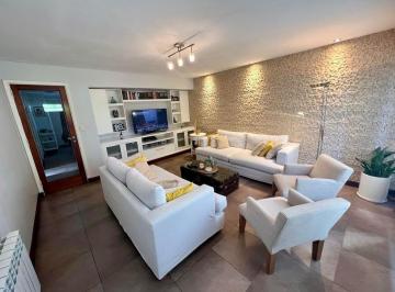 PH · 170m² · 5 Ambientes · 1 Cochera · PH en La Perla