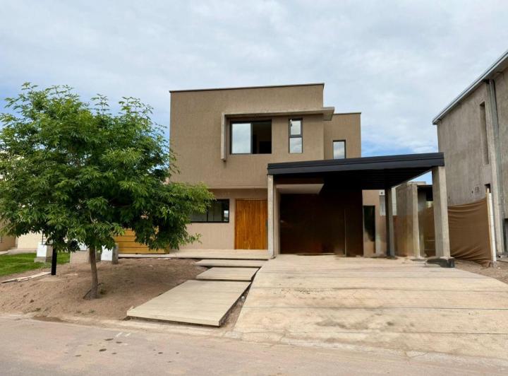 Casa · 190m² · 6 Ambientes · 2 Cocheras