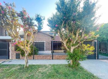 Casa · 153m² · 6 Ambientes · 1 Cochera · Chalet en Venta en Parque Johnston