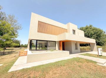 Casa · 455m² · 6 Ambientes · 2 Cocheras · Casa Kentucky Club de Campo