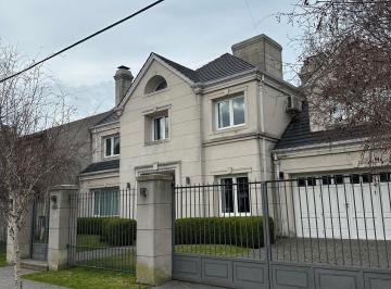 Casa · 391m² · 6 Ambientes · 4 Cocheras · Residencia Sobre Importante Lote de Estilo Moderno en El Barrio Divino Rostro Mar del Plata