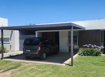 Casa · 131m² · 2 Dormitorios · Excelente Casa en Villa Catalina - Etapa 1 - 2 Dorm. - Piscina y Parque!