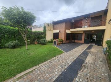 Casa de 7 ambientes, Rosario · Jardín Al Frente y Fondo de La Casa - Pileta - Galería con Parrillero