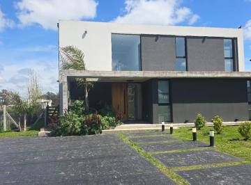 Casa · 3 Dormitorios · Chalet en Rumenco Joven con Parque y Pileta.