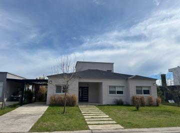 Casa · 196m² · 5 Ambientes · Casa en Venta en San Gabriel Villanueva. 3 Dorm - Jardin y Pileta