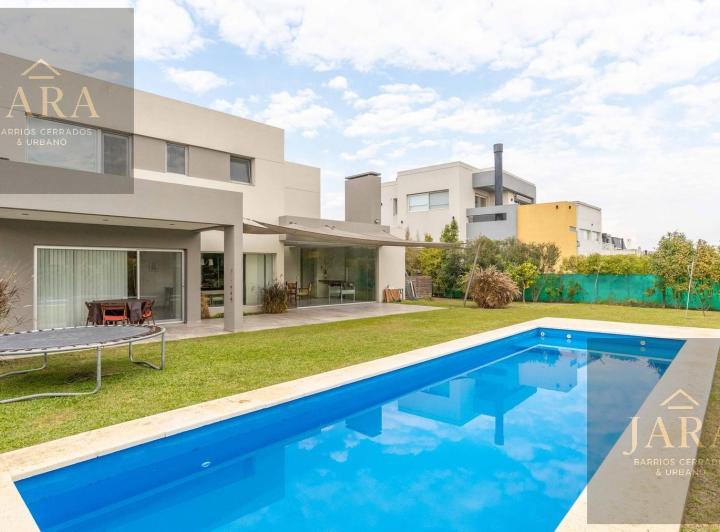 Casa · 270m² · 7 Ambientes · 2 Cocheras