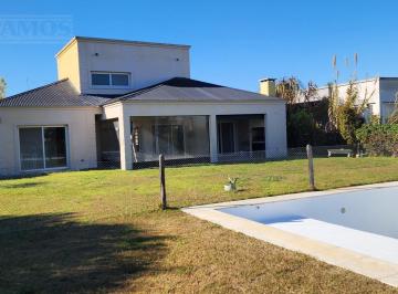 Casa · 197m² · 7 Ambientes · 1 Cochera · 3 Dorm., Playroom y Servicio. Lote Interno.