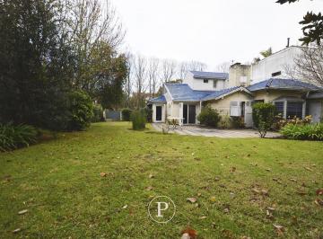 Casa · 205m² · 6 Ambientes · Venta Importante Chalet en Los Troncos
