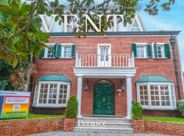 Casa · 527m² · 9 Ambientes · 2 Cocheras · Venta Residencia Estilo Ingles de 9 Ambientes en Los Troncos