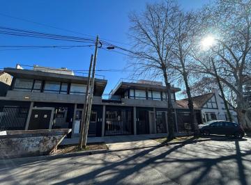 Casa · 190m² · 5 Ambientes · 2 Cocheras · Triplex en Venta en Adrogue