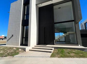 Casa · 160m² · 4 Ambientes · 2 Cocheras · Casa en Campo Chico 3 Dorm.