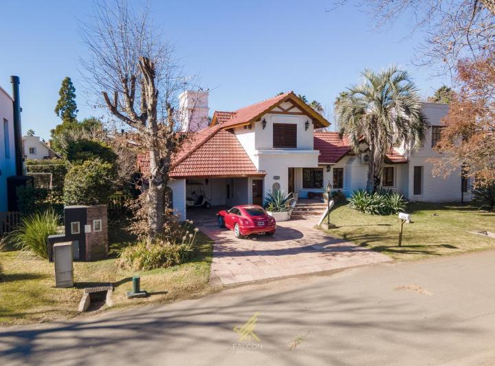 Casa · 420m² · 8 Ambientes · 6 Cocheras