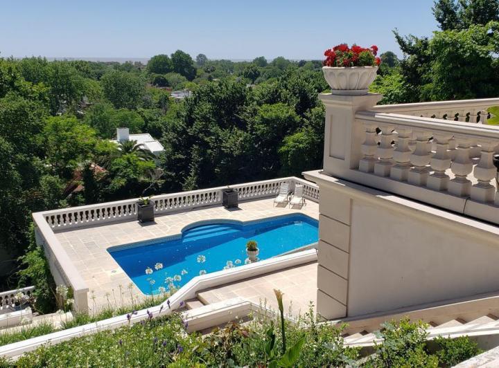Casa · 750m² · 6 Ambientes · 2 Cocheras